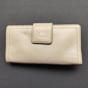 4/$50⭐️Fossil Cream Leather Snap Wallet (has damage)